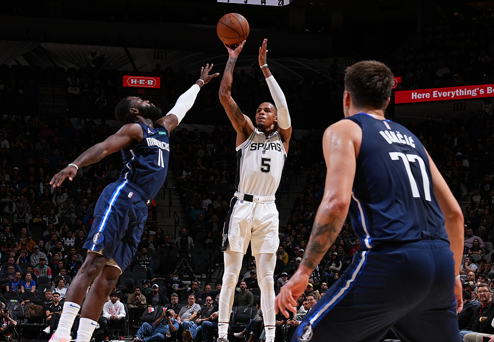  欧文神仙球准绝杀，独行侠险胜马刺